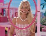 Barbie, Margot Robbie di nuovo di rosa vestita per i reshoot: le foto dal set