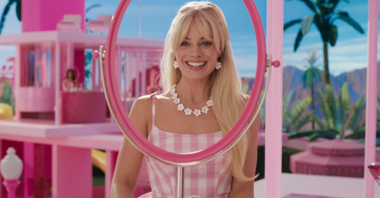 Barbie, Margot Robbie di nuovo di rosa vestita per i reshoot: le foto dal set