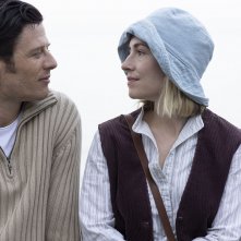 Caccia all'agente Freegard: James Norton e Freya Mavor in una scena del film