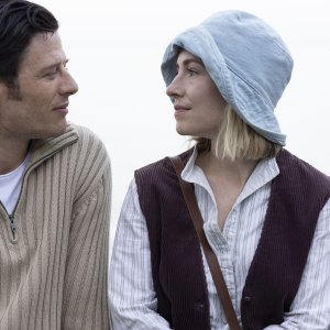 Caccia all'agente Freegard: James Norton e Freya Mavor in una scena del film