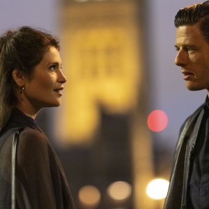 Caccia all'agente Freegard: Gemma Arterton e James Norton in una scena