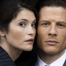 Caccia all'agente Freegard: James Norton e Gemma Arterton in un'immagine