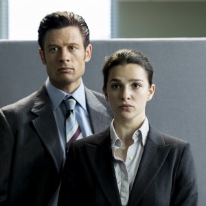 Caccia all'agente Freegard: Marisa Abela, James Norton in una scena del film