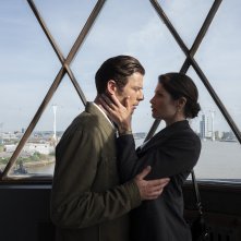 Caccia all'agente Freegard: James Norton e Gemma Arterton in una foto