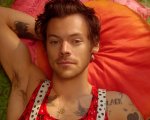 Harry Styles, la mamma rivela com'è veramente: 'Apre il frigo appena torna a casa'