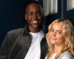 Doctor Who, Ncuti Gatwa e Millie Gibson fanno un salto negli anni '60 nelle foto dei nuovi episodi