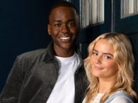 Doctor Who, Ncuti Gatwa e Millie Gibson fanno un salto negli anni '60 nelle foto dei nuovi episodi