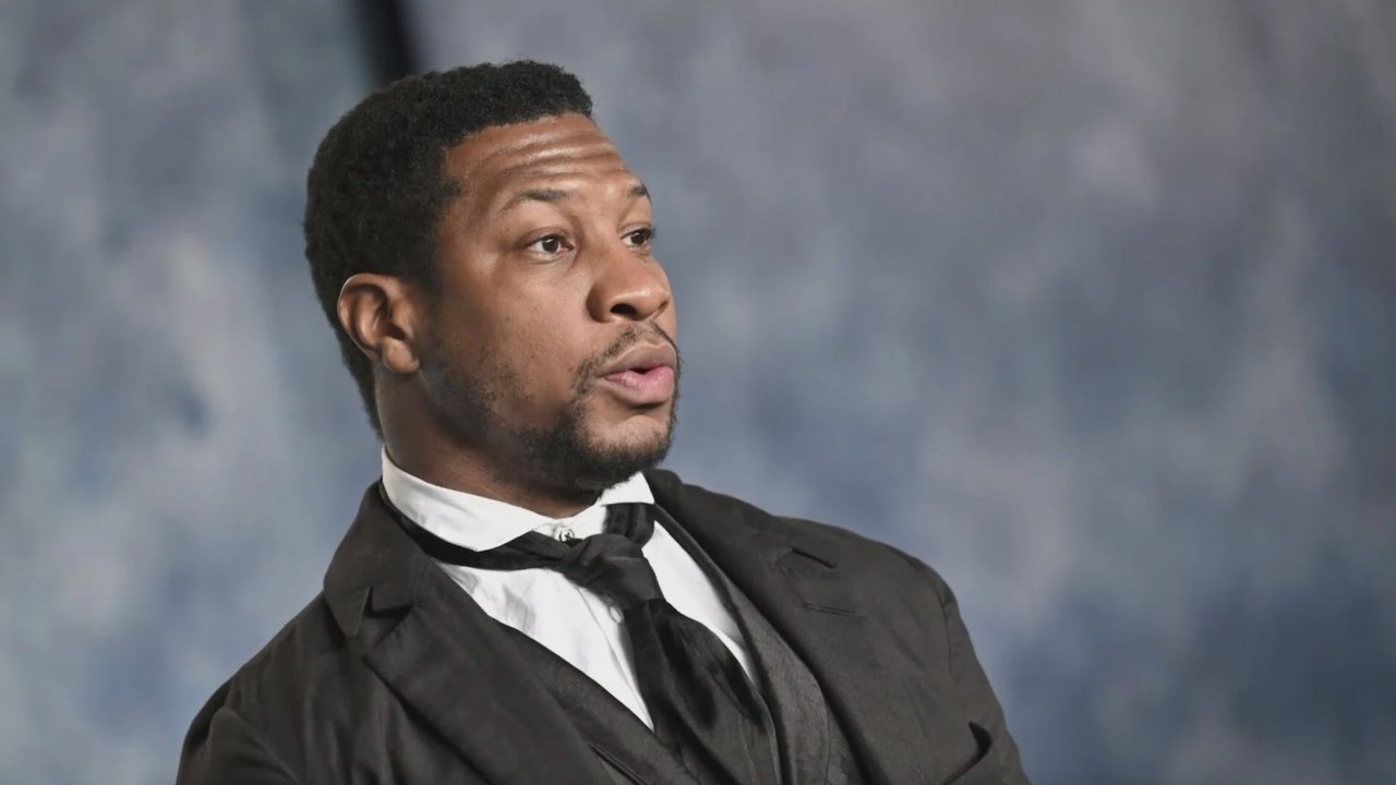 Jonathan Majors: la situazione si complica, nuove vittime di abusi si fanno avanti
