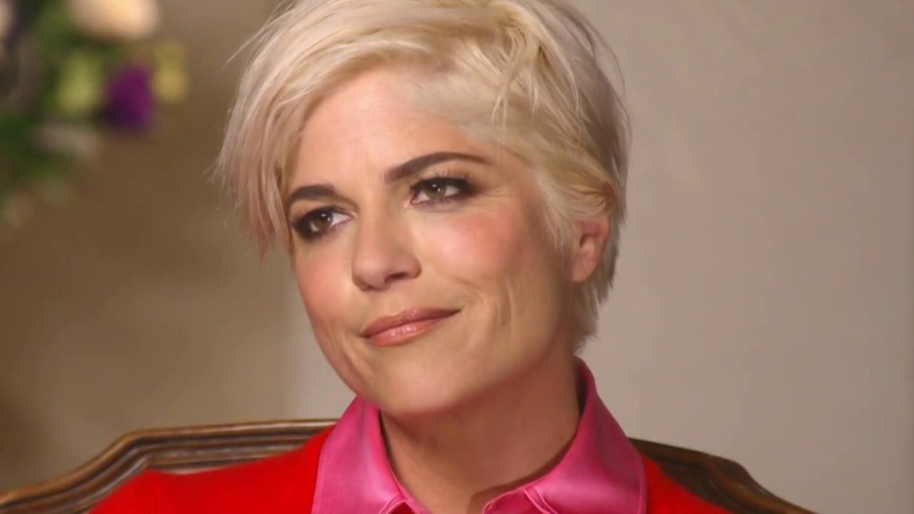 Selma Blair svela perché ha mentito quando stava male sul set: 'Temevo di perdere ogni opportunità di lavoro'