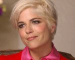 Selma Blair svela perché ha mentito quando stava male sul set: 'Temevo di perdere ogni opportunità di lavoro'