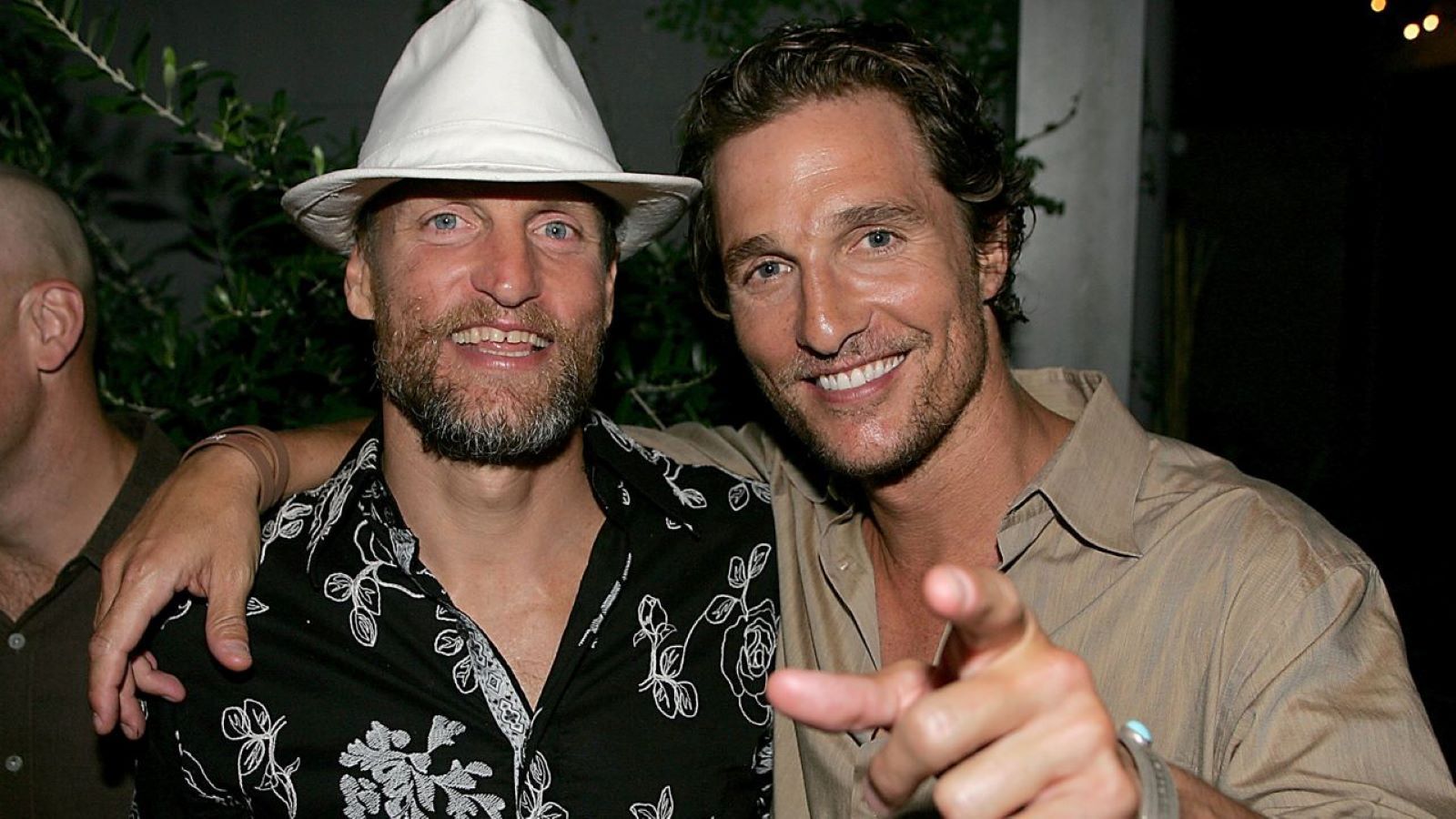 Matthew McConaughey e Woody Harrelson potrebbero essere fratelli: 'È pazzesco', pronti al test del DNA