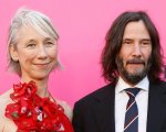 Keanu Reeves: il bacio con la fidanzata fa il giro del mondo, ma c'è chi la scambia per Helen Mirren