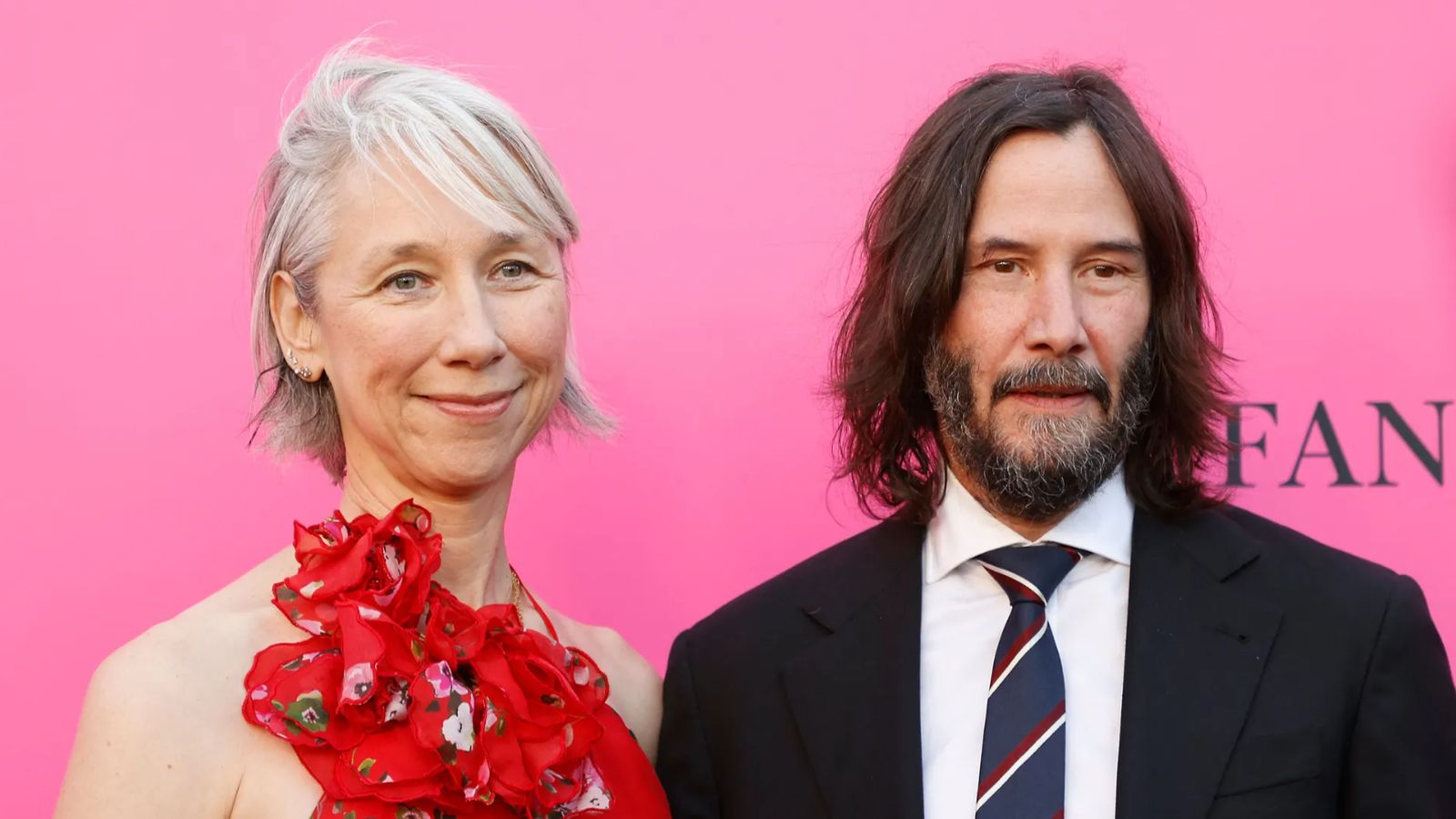 Keanu Reeves: il bacio con la fidanzata fa il giro del mondo, ma c'è chi la scambia per Helen Mirren