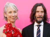 Keanu Reeves: il bacio con la fidanzata fa il giro del mondo, ma c'è chi la scambia per Helen Mirren