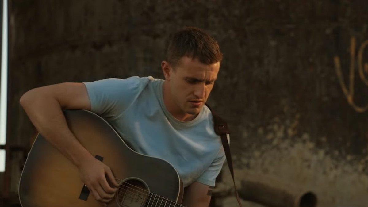 Paul Mescal dimostra le sue doti vocali nel video musicale di Slip Away