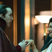 Renfield: Nicolas Cage e Shohreh Aghdashloo in una scena del film