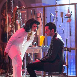 Renfield: Shohreh Aghdashloo, Ben Schwartz durante una scena del film