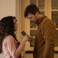 La stretta del passato: Kivanc Tatlitug, Funda Eryigit in una scena del film