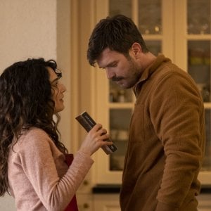 La stretta del passato: Kivanc Tatlitug, Funda Eryigit in una scena del film