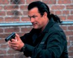 Ticker stasera 22 aprile su 20 Mediaset: trama, cast e curiosità del film con Steven Seagal
