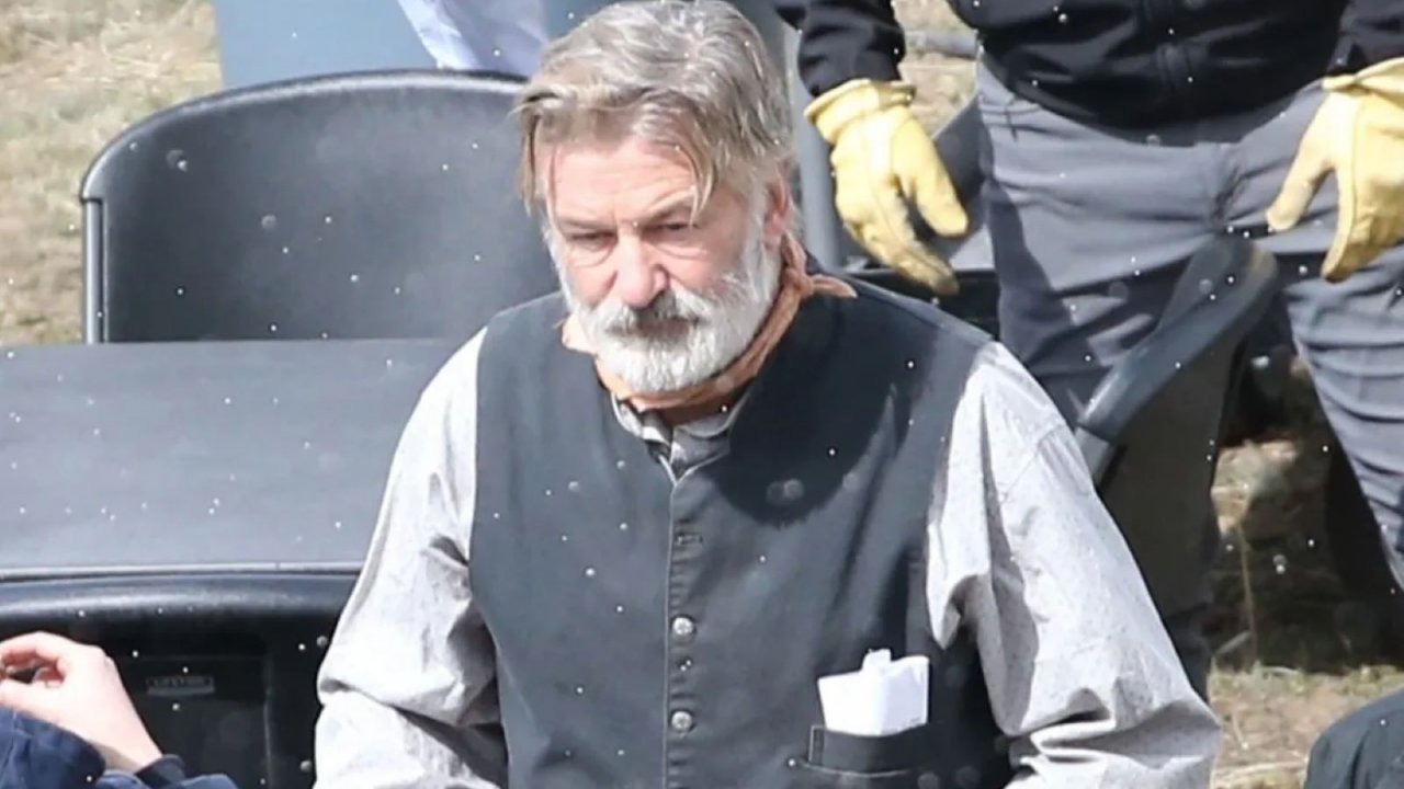 Rust: Alec Baldwin torna sul set dopo l'archiviazione delle accuse per la morte di Halyna Hutchins (FOTO)