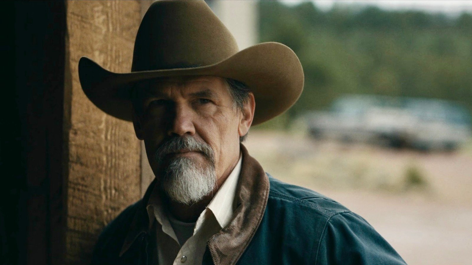 Josh Brolin posa nudo per promuovere la seconda stagione della serie Outer Range