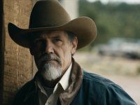 Josh Brolin posa nudo per promuovere la seconda stagione della serie Outer Range