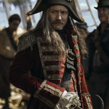 Peter Pan & Wendy: Jude Law in una scena del film