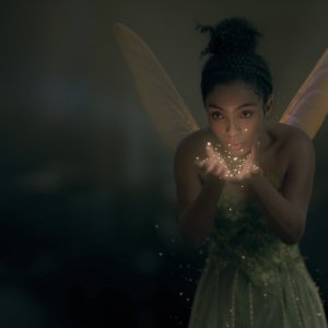 Peter Pan & Wendy: Yara Shahidi in una scena del film