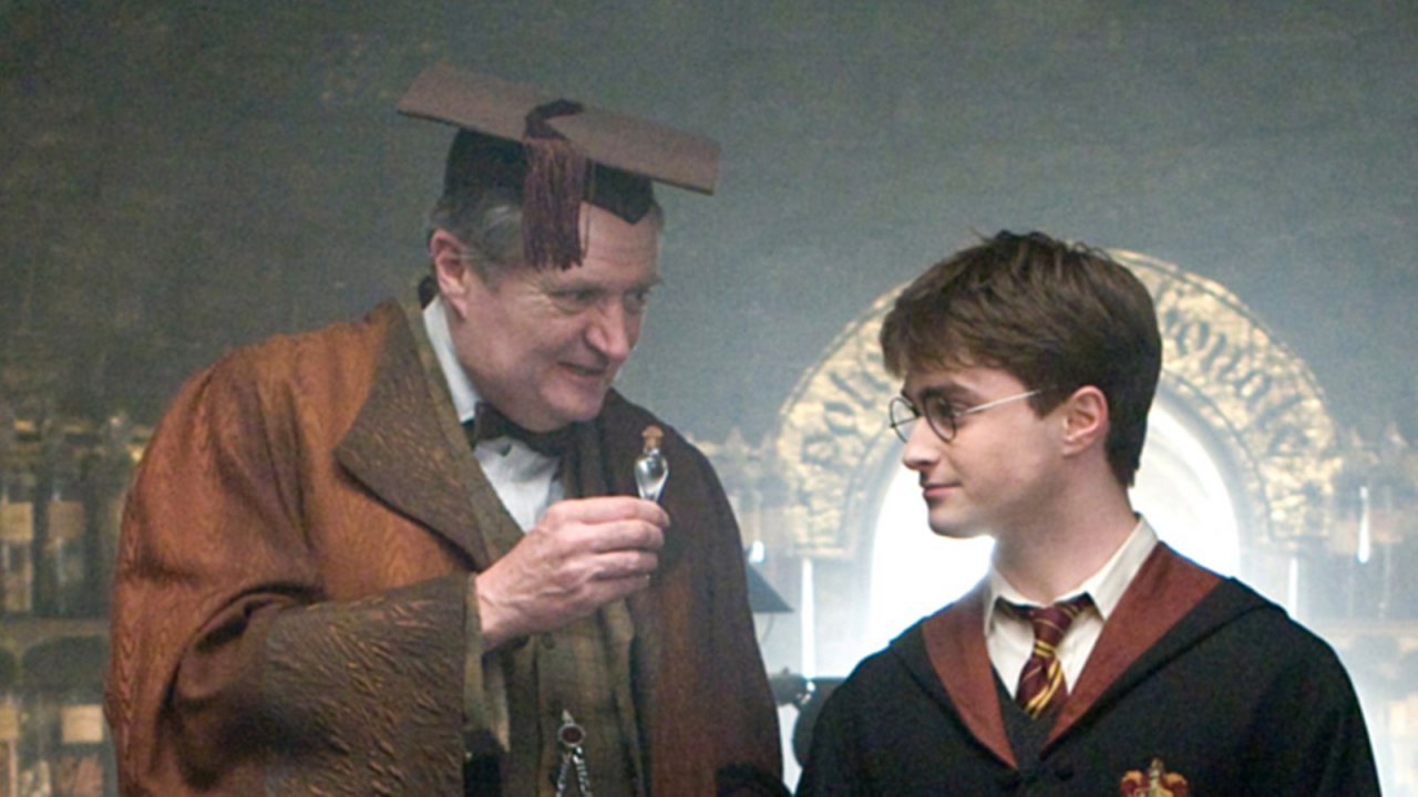 J.K. Rowling, Jim Broadbent difende la scrittrice: 'Penso che sia fantastica'