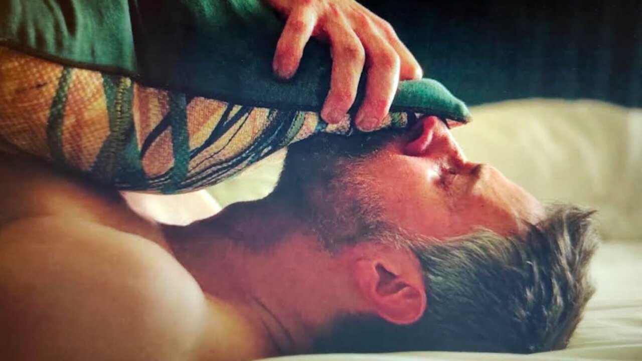 Ossessione, la scena della masturbazione con il cuscino nella serie Netflix: le proteste degli spettatori