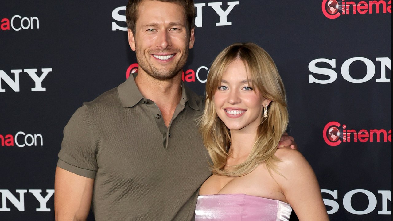 Sydney Sweeney e Glen Powell flirtano davanti al pubblico del CinemaCon 2023: 'Adoro quando mi chiama Top Gun'