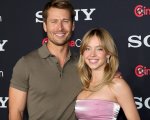 Sydney Sweeney e Glen Powell flirtano davanti al pubblico del CinemaCon 2023: 'Adoro quando mi chiama Top Gun'