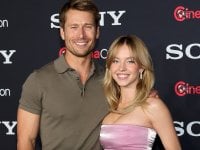 Sydney Sweeney e Glen Powell flirtano davanti al pubblico del CinemaCon 2023: 'Adoro quando mi chiama Top Gun'