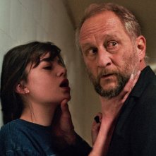 Inexorable: Alba Gaïa Bellugi e Benoît Poelvoorde in una scena del film