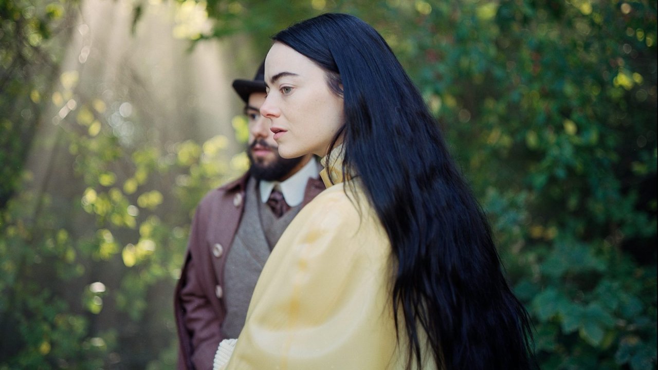 Poor Things: Emma Stone nelle immagini del film di Yorgos Lanthimos, svelata la data d'uscita