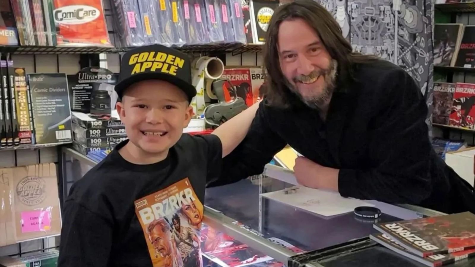 Keanu Reeves: Il video dell'incontro adorabile con un fan di nove anni fa impazzire il web