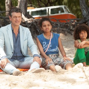 Le petit Piaf: Marc Lavoine, Ornela Dalele e Zakarie Rochette in una scena in una scena del film