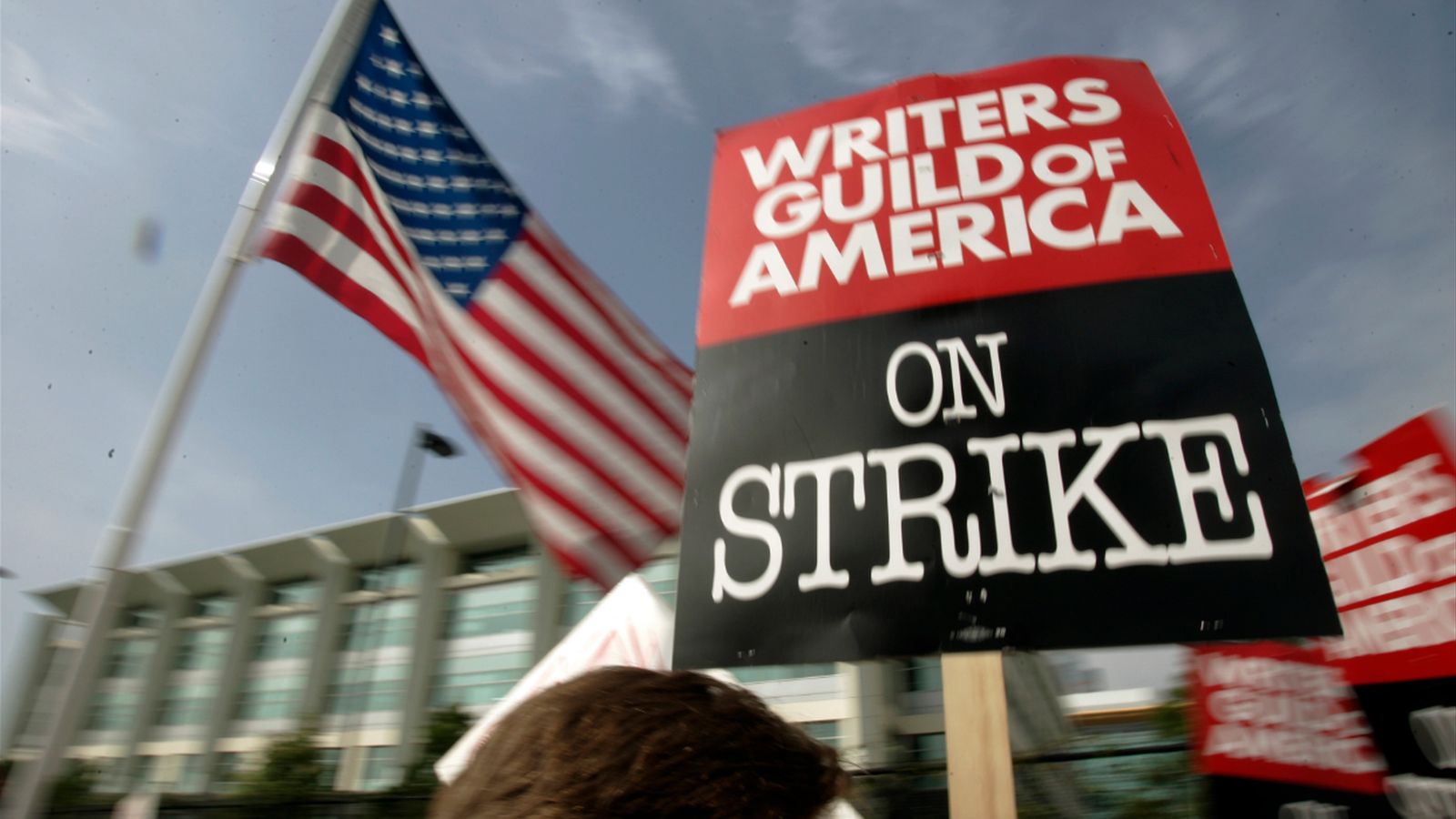 Gli sceneggiatori di Hollywood entrano in sciopero, a rischio la produzione di molte serie tv
