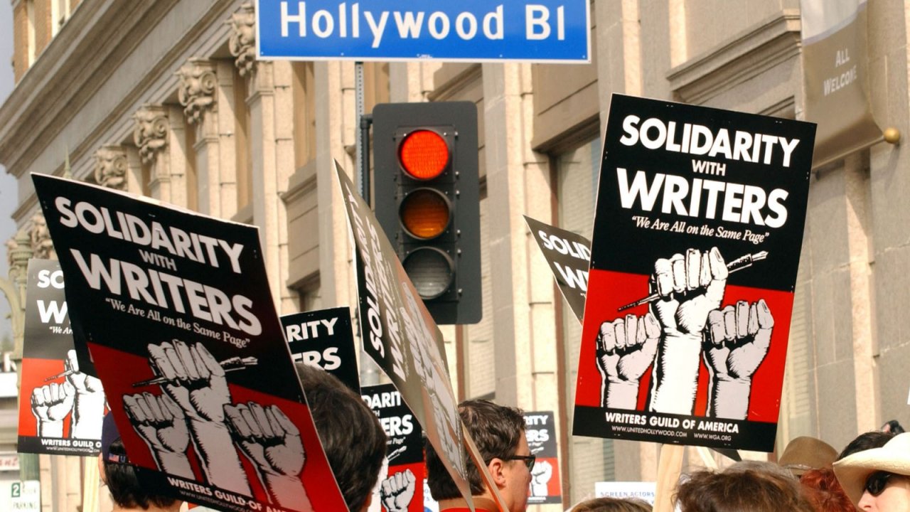 Sciopero degli sceneggiatori: cosa sta succedendo e quali serie tv potrebbero subire ritardi