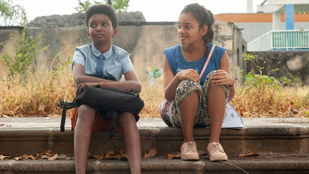 Le Petit Piaf, la recensione: una piccola fiaba canterina ambientata in un paradiso esotico