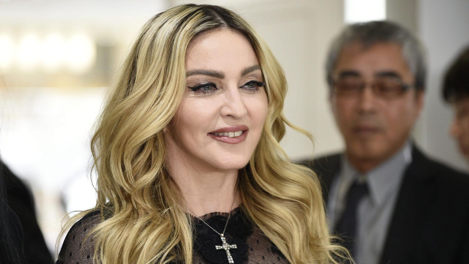 Madonna e Julia Garner posano insieme mesi dopo lo stop al biopic sulla cantante: 'Siamo Madonna'