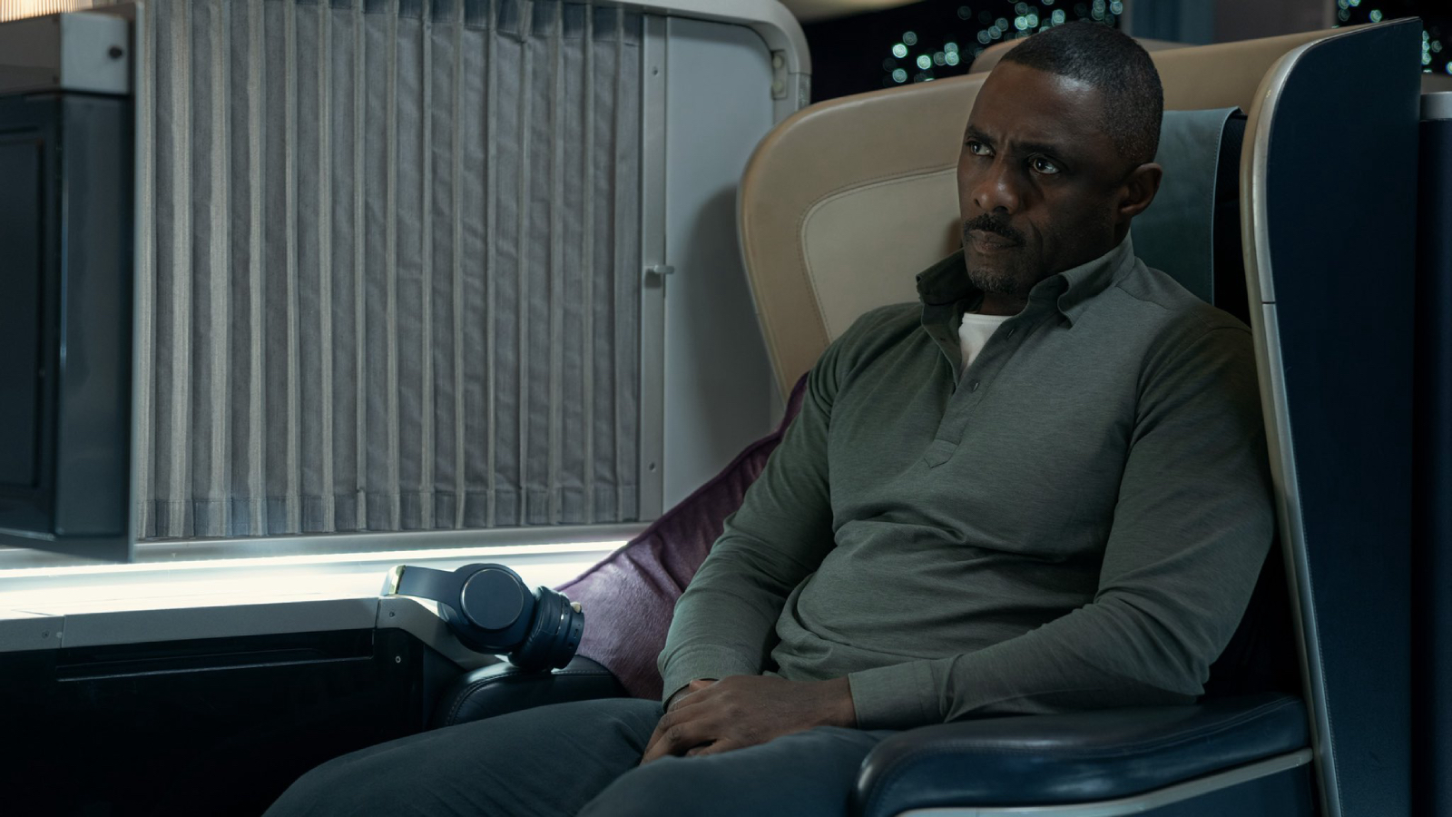 Hijack: le prime immagini della serie thriller interpretata e prodotta da Idris Elba