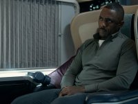 Hijack: le prime immagini della serie thriller interpretata e prodotta da Idris Elba