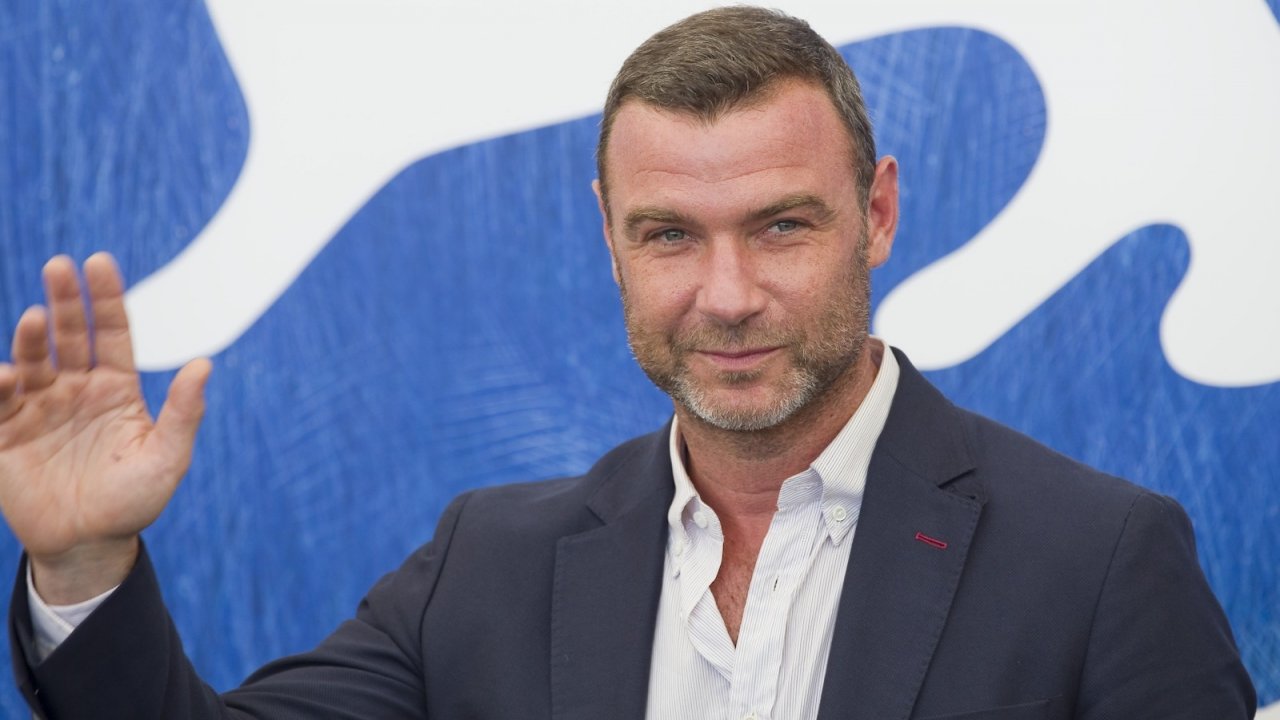 The Guns of Christmas Past: Liev Schrieber protagonista del film tra John Wick e A Christmas Carol
