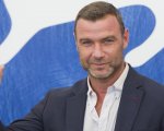 The Guns of Christmas Past: Liev Schrieber protagonista del film tra John Wick e A Christmas Carol
