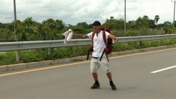 Pechino Express - La Via Delle Indie -   Tappa 9 Siculi Aiutano I Novelli Sposi