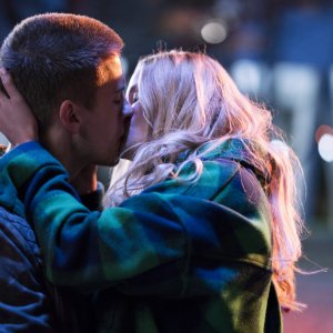 Uno splendido disastro: Dylan Sprouse, Virginia Gardner in una scena del film