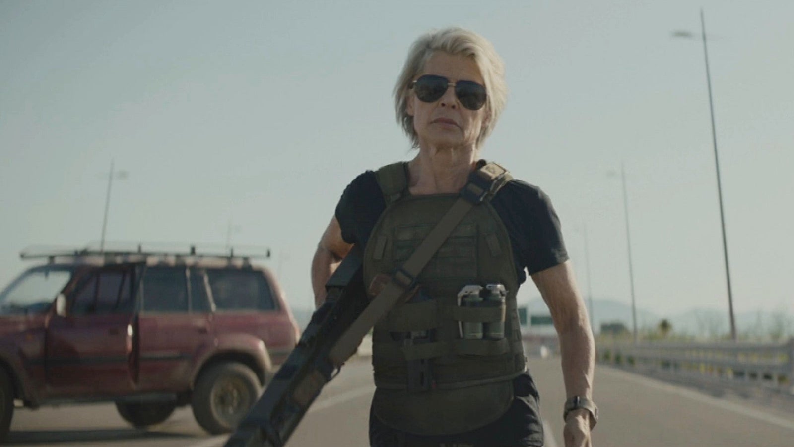 Terminator: Destino Oscuro, il regista: 'Linda Hamilton continuava a sorridere mentre sparava'
