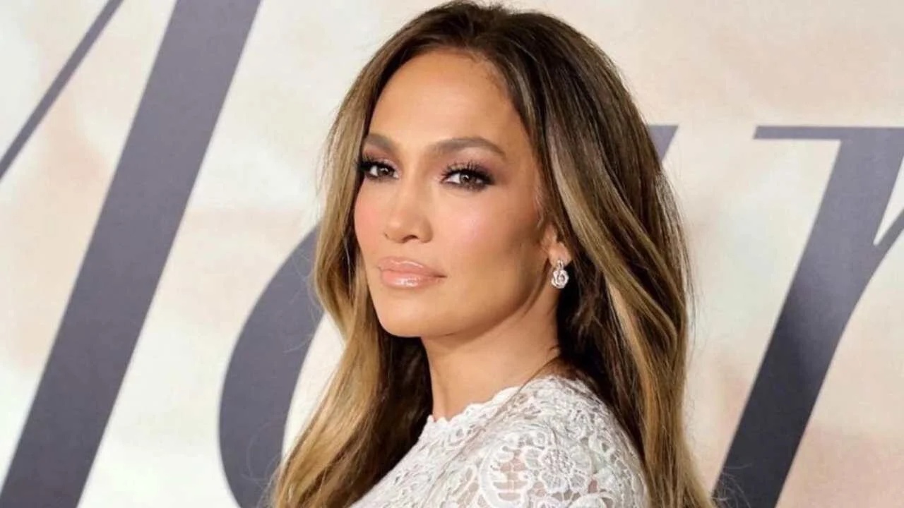 Jennifer Lopez sorprende Ben Affleck a lavorare da Dunkin' Donuts nello spot del Super Bowl